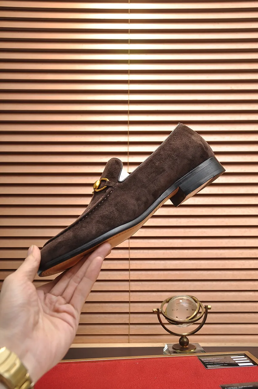Men's men's shoes 💰500💶 [LV] (original single cowhide lining) 🍀LV's latest genuine leather business suit shoes are launched simultaneously on the official website. The first-layer cowhide imported from Italy is made of heavy gold, 💥official website 1:1 rubber outsole. Versatile to wear, high-end without losing class, and the color combination is extraordinary. This four-season style is alluring when worn on your feet, showing off your big-name flair. Standard code 38-45 (45 customized)